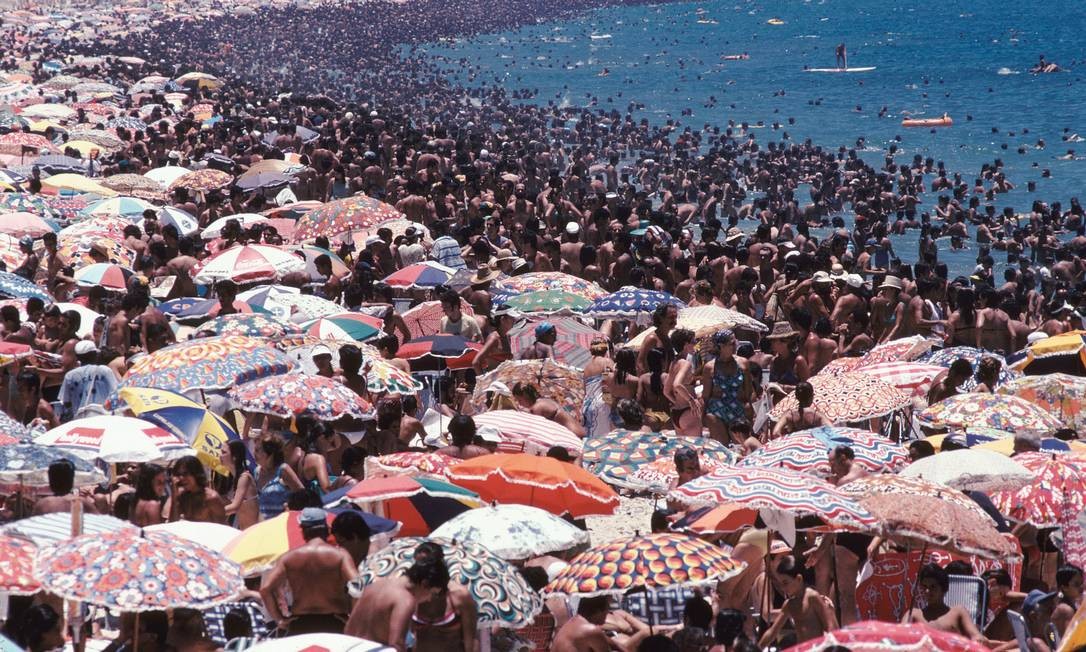 Parece atual, mas não é. Ipanema em 1990 atraía multidões, sem preocupação com a aglomeração. Foto: Gerard Sioen / Gamma-Rapho via Getty Images