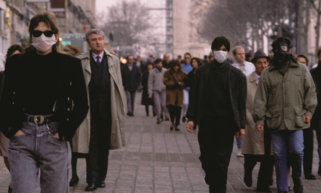 Máscaras, no passado, só para proteger da poluição, fazer um protesto ou conter um resfriado — e olhe lá. Foto: Alain Buu / Gamma-Rapho / Getty Images