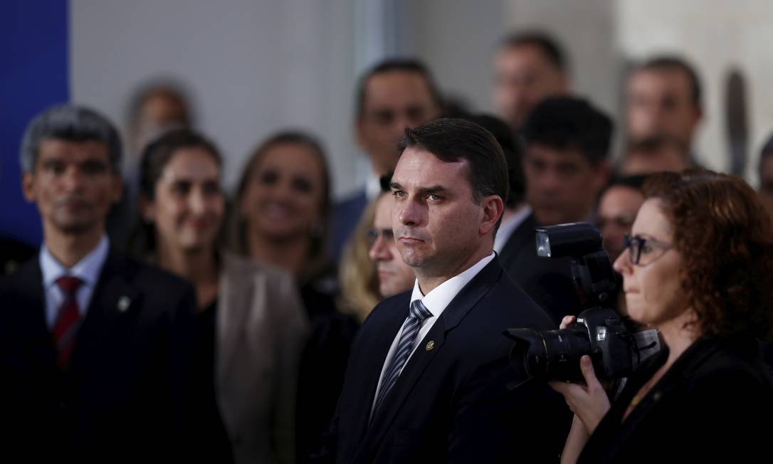 O senador Flávio Bolsonaro é apontado pelo MP como chefe de um esquema criminoso que movimentou mais de R$ 4 milhões em dinheiro vivo. Foto: Ueslei Marcelino / Reuters