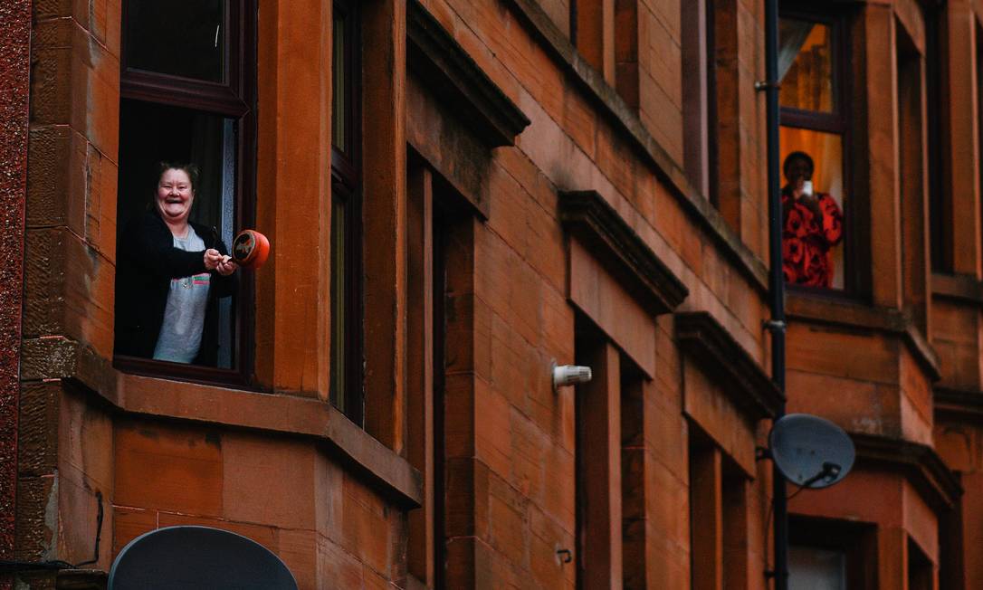 Em Glasgow, Reino Unido, assim como em várias cidades de outros países, confinados foram a suas janelas aplaudir agentes de saúde que estavam na linha de frente do combate ao coronavírus. Foto: Jeff J Mitchell / Getty Images