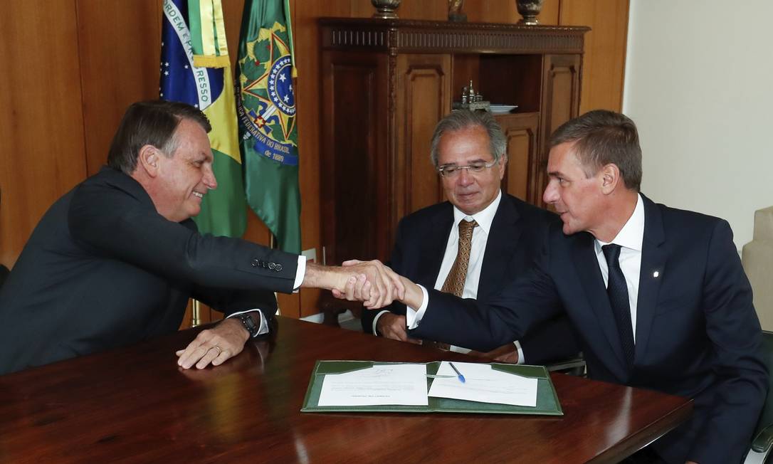 O presidennte do BB, André Brandão, em reunião com o ministro Paulo Guedes e o presidente Jair Bolsonaro Foto: Alan Santos / PR