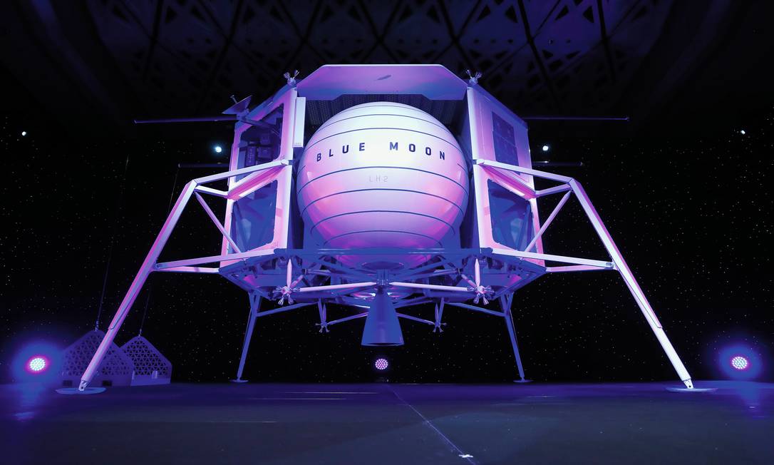 Em maio de 2019, Jeff Bezos, proprietário da Blue Origin, apresentou o protótipo do módulo de pouso lunar chamado Blue Moon, durante um evento em Washington. Foto: Mark Wilson / Getty Images