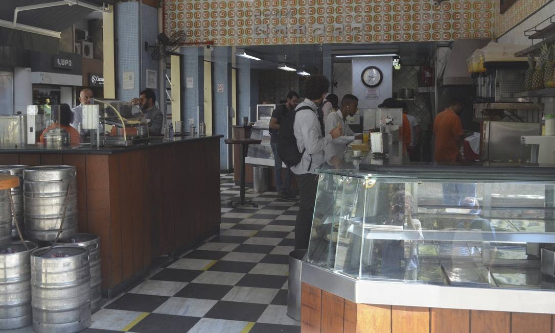 O café hoje em dia. É ponto de encontro para happy hours no Centro do Rio e não tem mais mesas, apenas balcão. Foto: Bolívar Torres / Agência O Globo