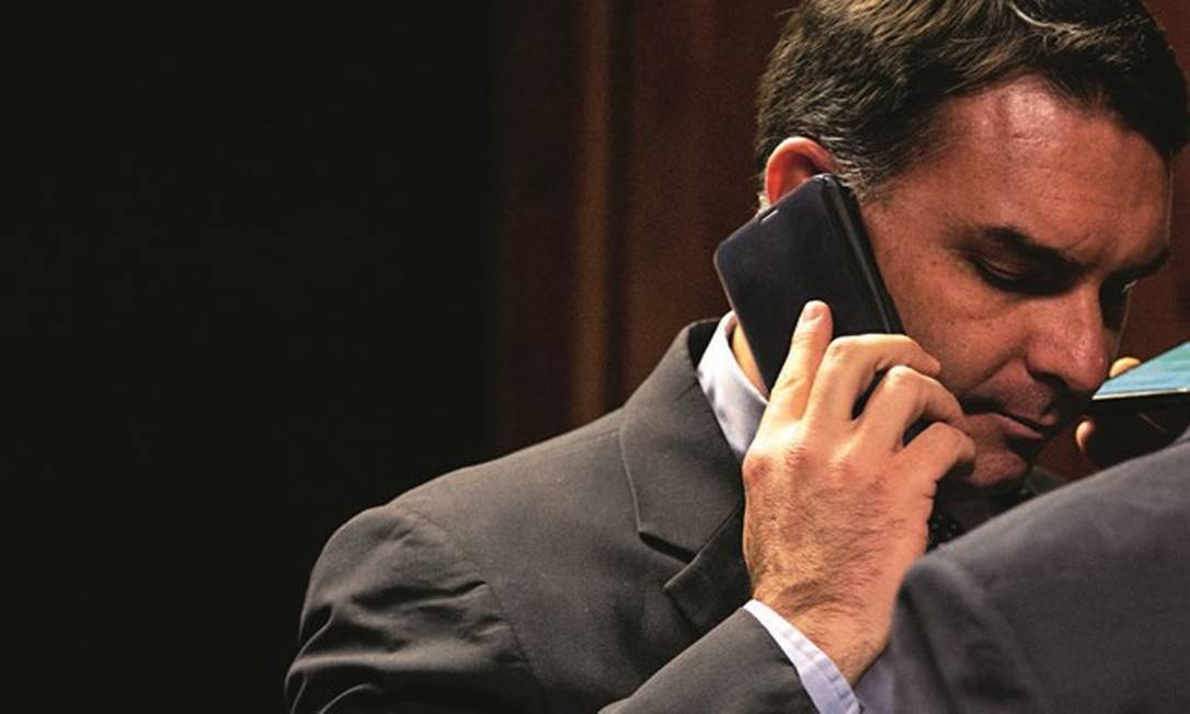 Flávio Bolsonaro e mais de 90 pessoas e empresas, incluindo Fabrício Queiroz, foram alvo de quebra dos sigilos bancário e fiscal em abril de 2019. Foto: Daniel Marenco / Agência O Globo