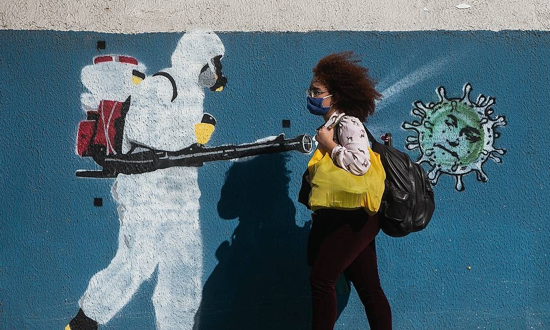 No estado do Rio de Janeiro, mais de 33 mil pessoas perderam a vida desde o início da pandemia. Na imagem, um grafite retrata o combate ao vírus no bairro do Estácio, na capital fluminense. Foto: Bruna Prado / Getty Images