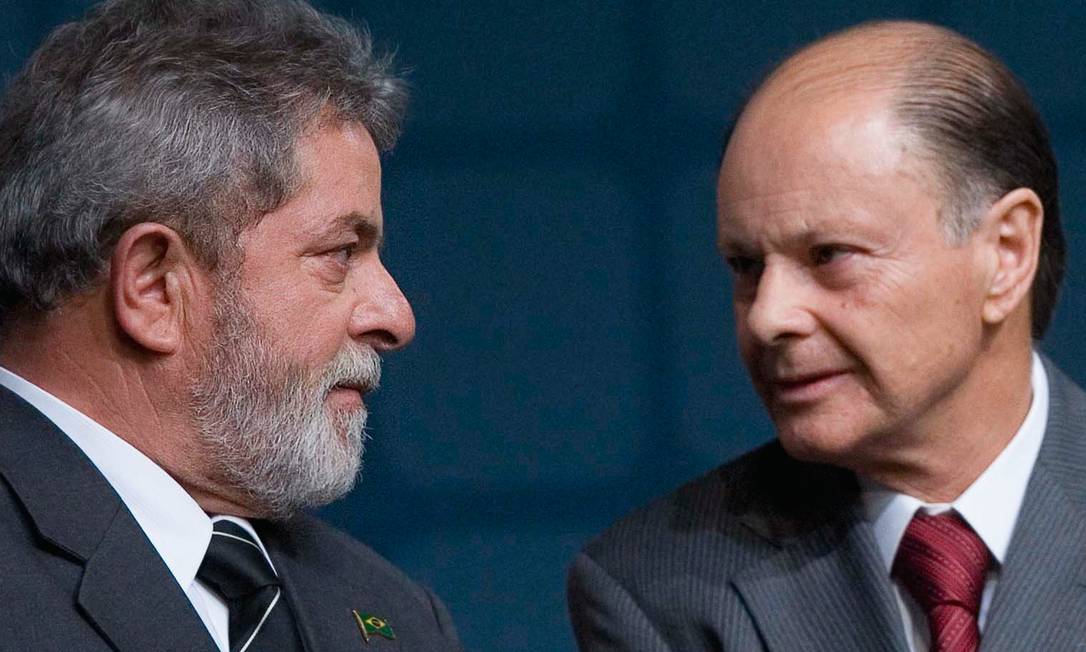 Edir Macedo (de gravata vermelha), fundador da Universal, esteve lado a lado com Lula durante os oito anos de governo do petista. Foto: Bruno Miranda / Folhapress
