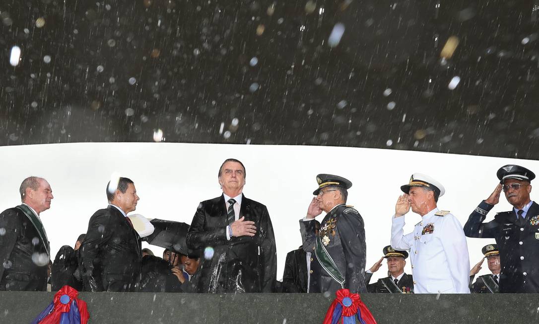 Jair Bolsonaro, acompanhado do vice-presidente, Hamilton Mourão, com a cúpula militar antes da tempestade da última semana de março. Foto: Marcos Corrêa / PR