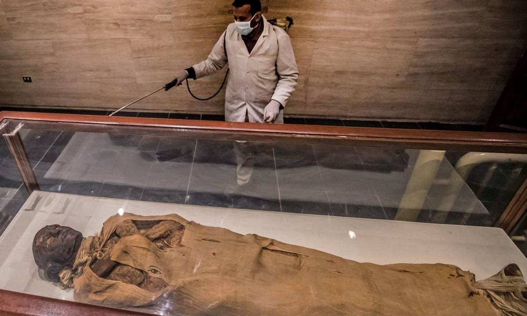 Funcionário do Museu Egípcio no Cairo desinfecta múmia durante a pandemia Foto: RFI