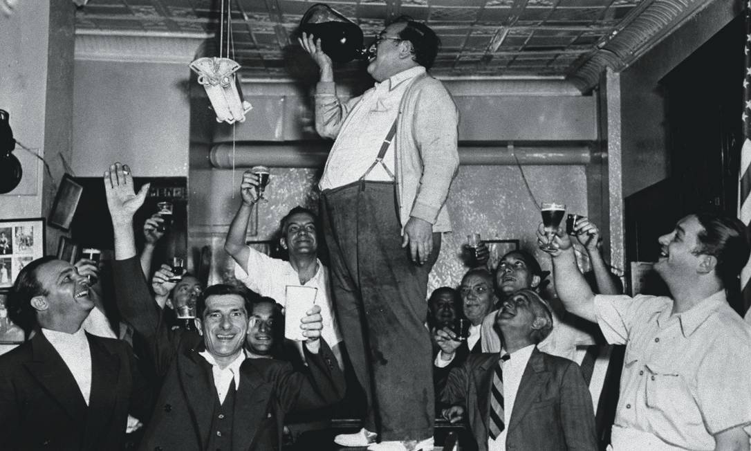Ítalo-americanos celebram com vinho a queda de Mussolini e do fascismo em 1943 em um bar em Nova York. Foto: New York Daily News Archive / Getty Images