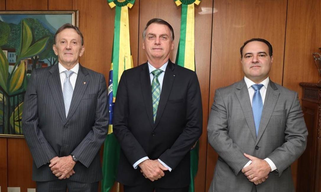 O novo ministro da Secretaria Geral da Presidência, Jorge Oliveira, ao lado direito de Jair Bolsonaro Foto: Divulgação