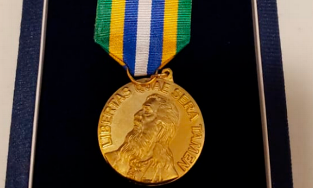 Medalha da Ordem ao Mérito Tiradentes, dada pelo governo de Goiás à Taurus Foto: Reprodução 