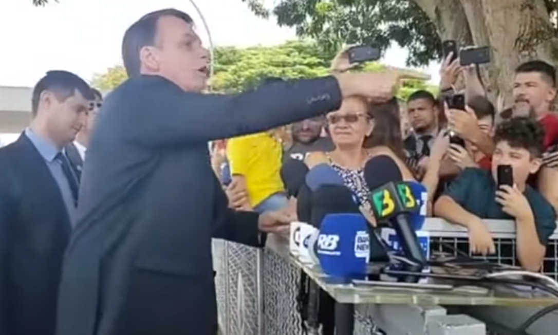 Bolsonaro ataca repórter, após ser questionado das investigações sobre o filho: 'Você tem uma cara de homossexual terrível' Foto: Reprodução