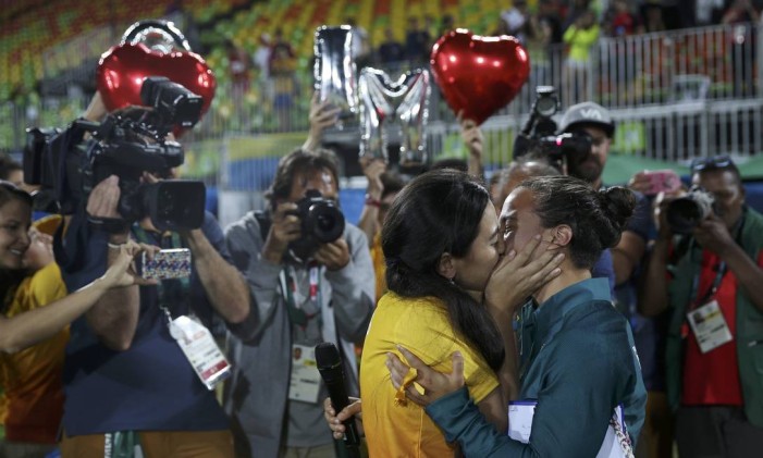 A jogadora de rúgbi do Brasil, Isadora Cerullo (de amarelo) recebe um beijo e um pedido de casamento da namorada, e voluntária nos Jogos, Marjorie Enya Foto: ALESSANDRO BIANCHI / REUTERS