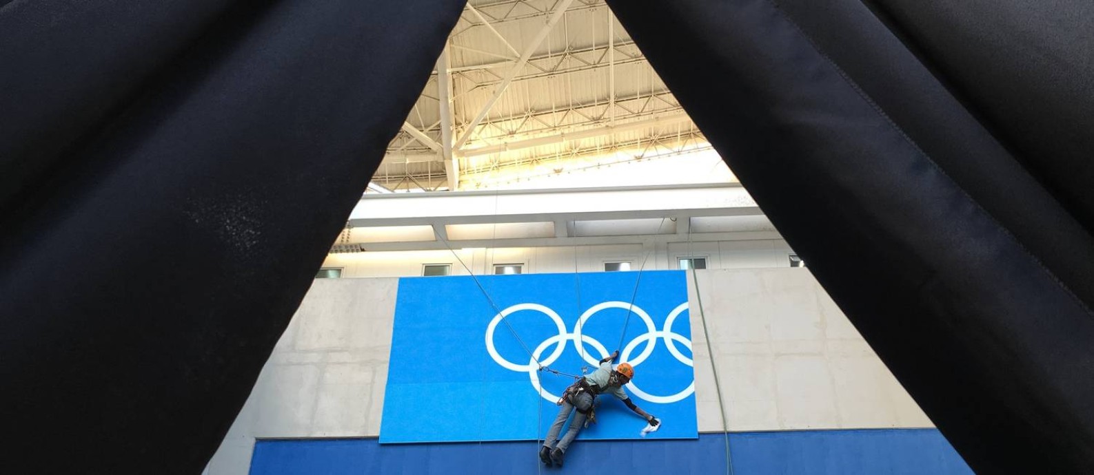 Funcionário trabalha na instalação de placa no Estádio Olímpico (Engenhão) Foto: LUCY NICHOLSON / Reuters