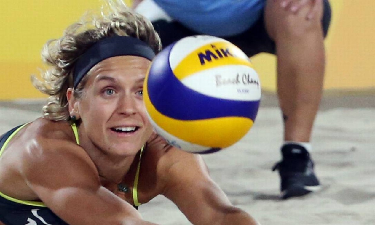 Laura Ludwig defende uma bola; alemãs venceram o primeiro set Foto: TONY GENTILE / REUTERS