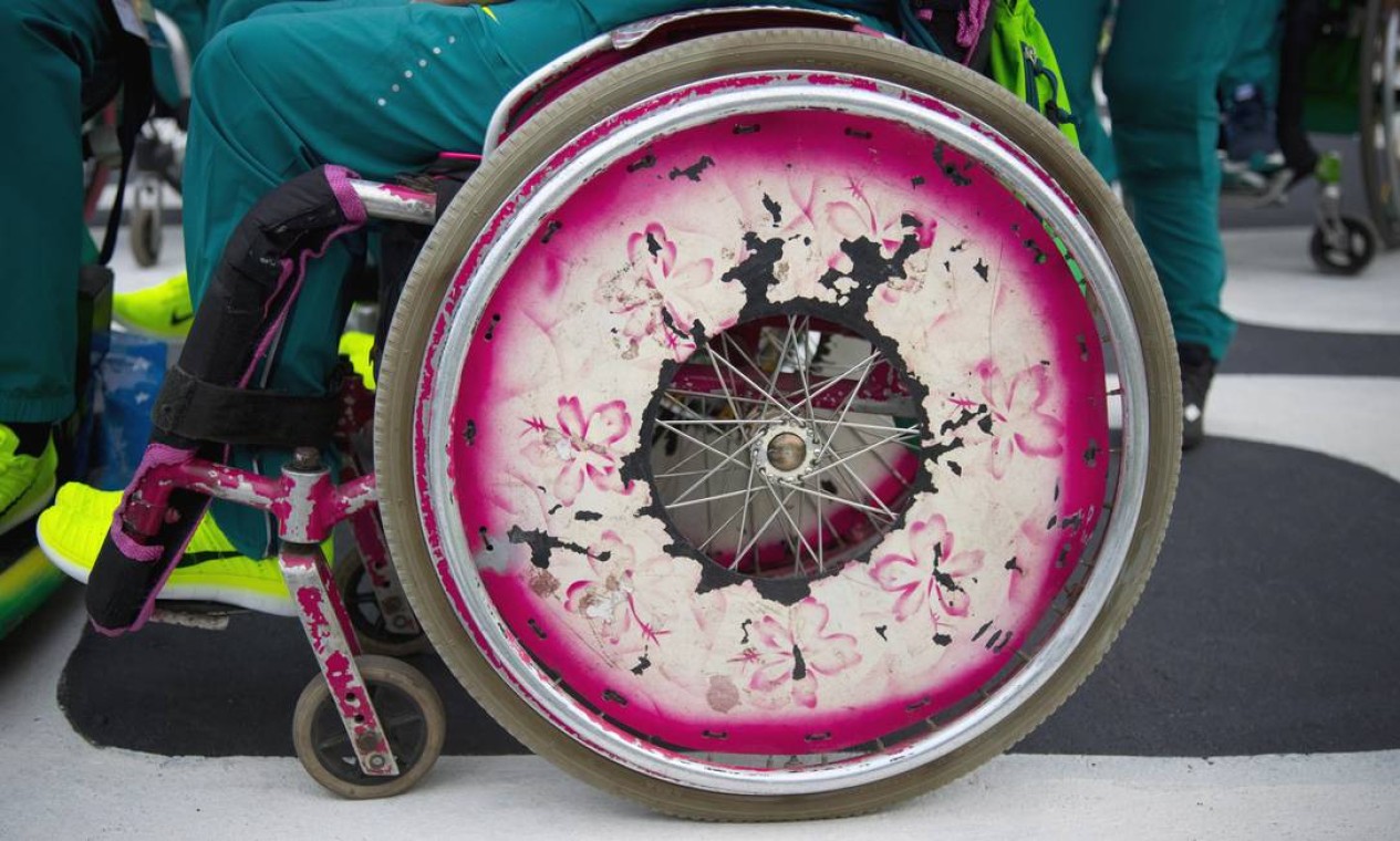 Detalhe de uma das rodas dos atletas paralímpicos Foto: Monica Imbuzeiro / Agência O Globo