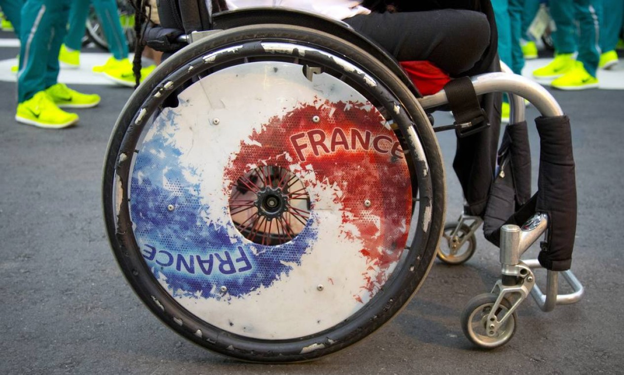 Roda estampa a bandeira estilizada da França Foto: Monica Imbuzeiro / Agência O Globo