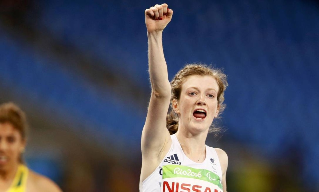 A britânica Sophie Hahn comemora ao levar a medalha de ouro nos 100m (T38) Foto: JASON CAIRNDUFF / REUTERS