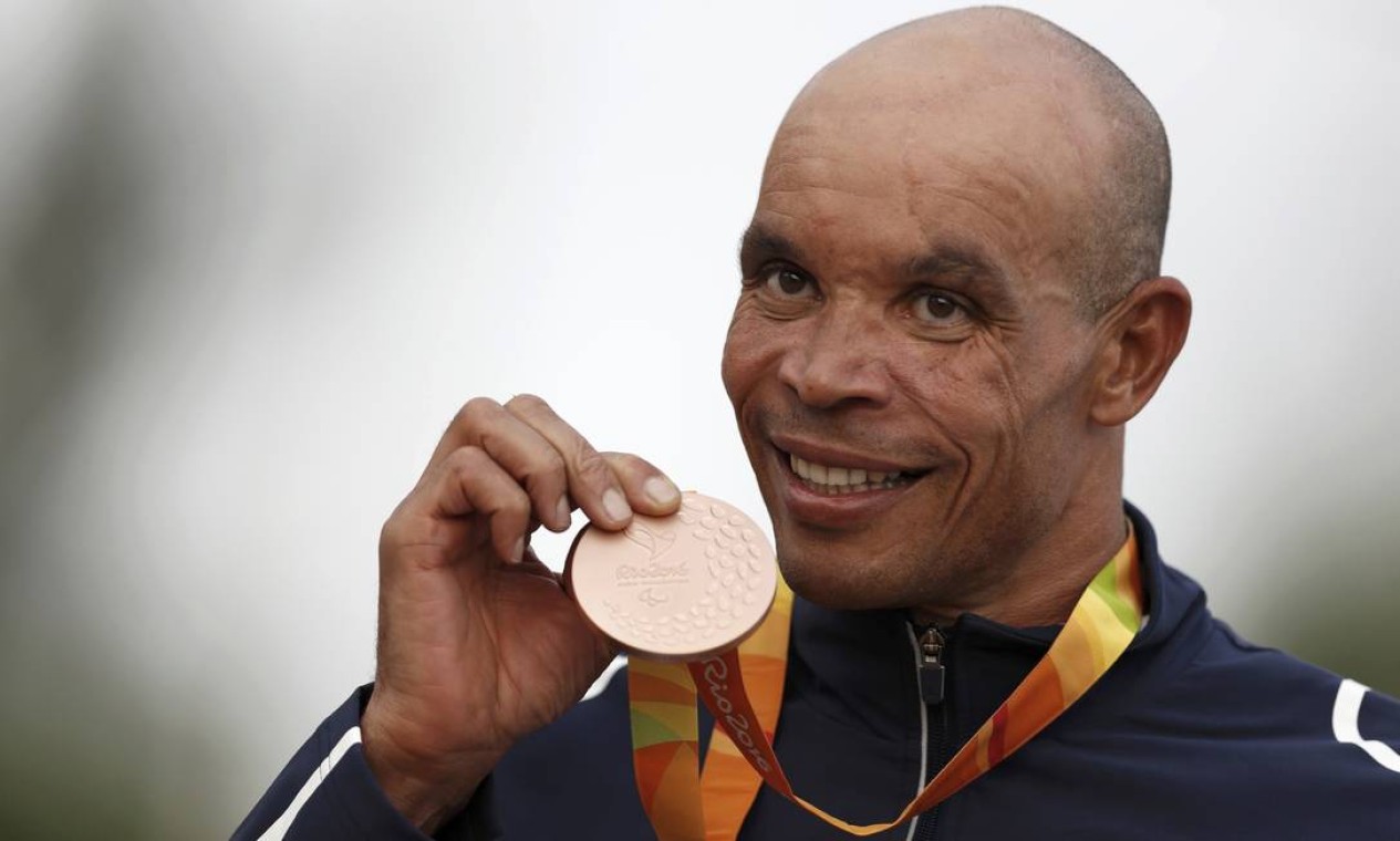 O francês Joel Jeannot, do ciclismo, com a sua medalha de bronze Foto: UESLEI MARCELINO / REUTERS