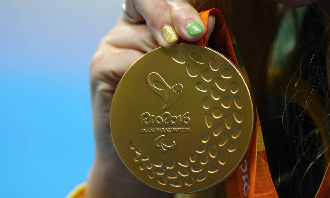 Atleta da natação, com unhas pintadas de verde e amarelo, exibe medalha de ouro Foto: Foto Pablo Jacob / Agência O Globo