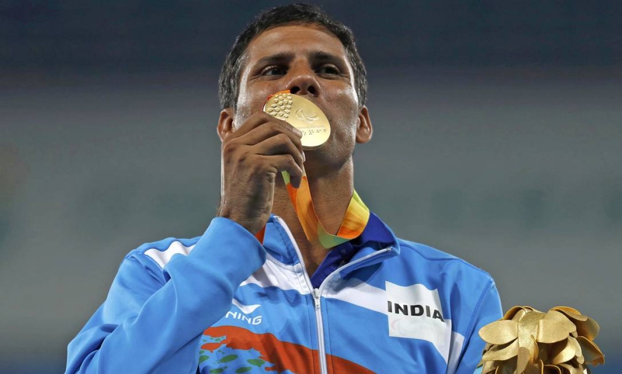 O indiano Devendra, do lançamento de dardo, beija a sua medalha de ouro Foto: RICARDO MORAES / REUTERS
