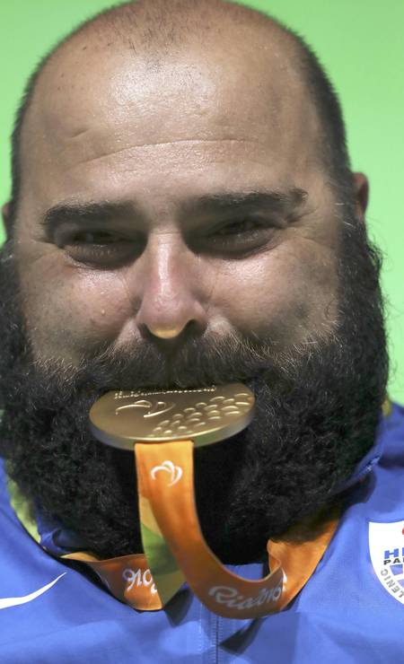 O grego Pavlos Mamalos, do levantamento de peso, posa com a medalha de ouro Foto: UESLEI MARCELINO / REUTERS