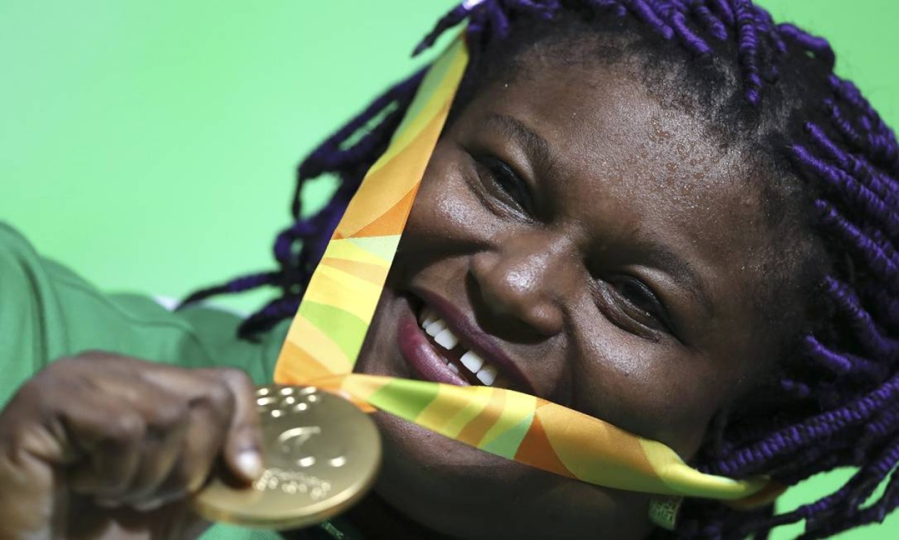 A medalhista de ouro Josephine Orji, da Nigéria, do levantamento de peso Foto: UESLEI MARCELINO / REUTERS