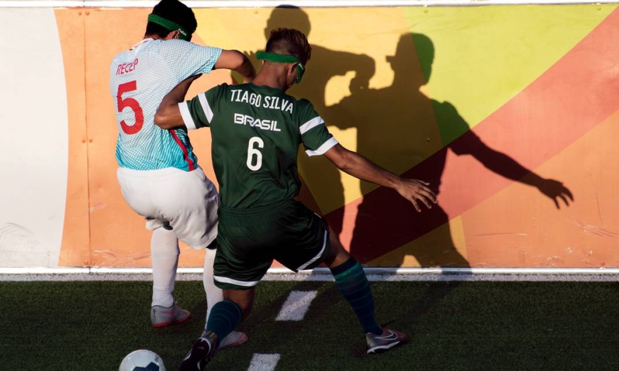 O brasileiro Thiago Silvia disputa a bola com Recep Aydeniz, da Turquia, durante partida do futebol de 5 Foto: CHRISTOPHE SIMON / AFP