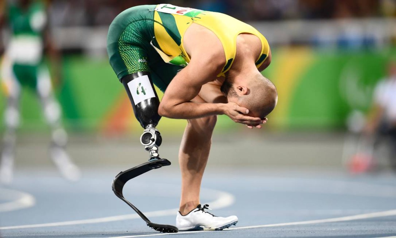 O australiano Scott Reardon se emociona após vencer os 100m Foto: CHRISTOPHE SIMON / AFP