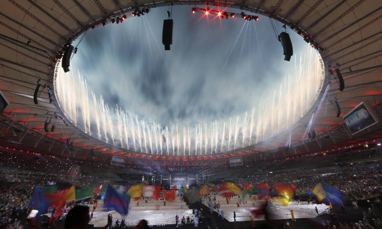 Fotos iluminam o Maracanã na cerimônia de encerramento da Paralimpíada Foto: Agência O Globo