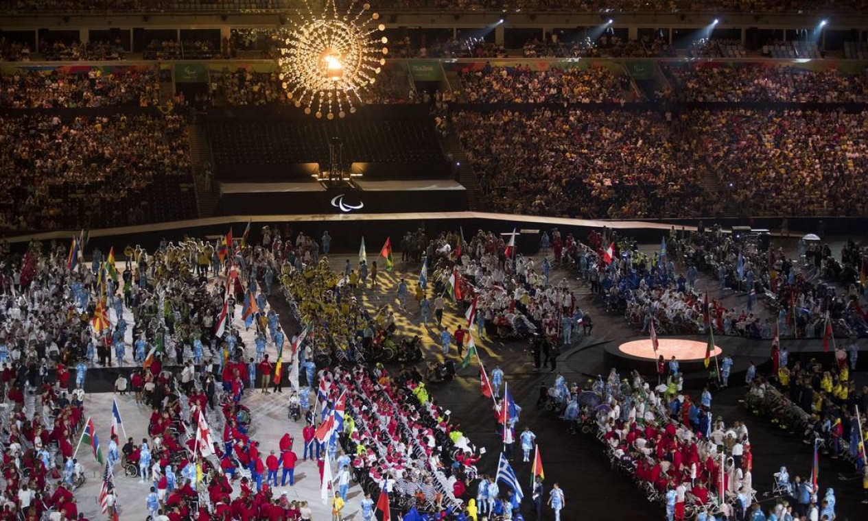 Delegações ocupam o Maracanã com as bandeiras dos países Foto: Mauro Pimentel / AP