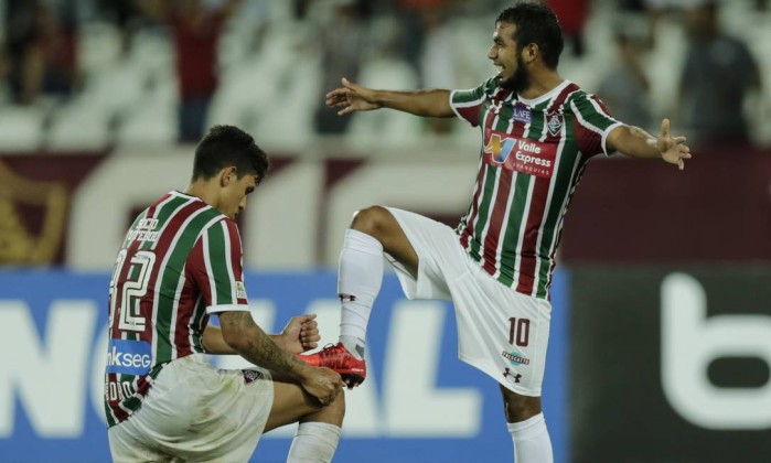Pedro comemora com Sornoza o quinto gol do Fluminense feito pelo camisa 10. Foto: Alexandre Cassiano / Agência O Globo