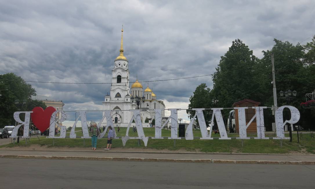 Letreiro escrito, em russo: "eu amo vladimir", na cidade de Vladimir Foto: Renato de Alexandrino