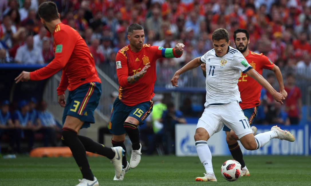 Rússia x Espanha: Zobnin é marcado por Piqué, Sergio Ramos e Isco Foto: KIRILL KUDRYAVTSEV / AFP