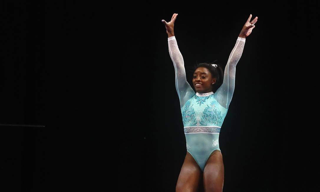 Com collant em homenagem a vítimas de assédio, Biles é campeã nos EUA