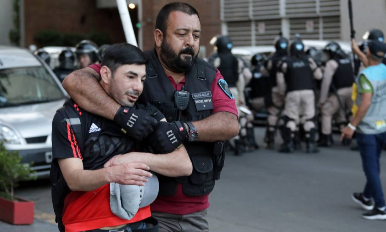Mais torcedores são detidos e levados para delegacias Foto: Alberto Raggio / REUTERS