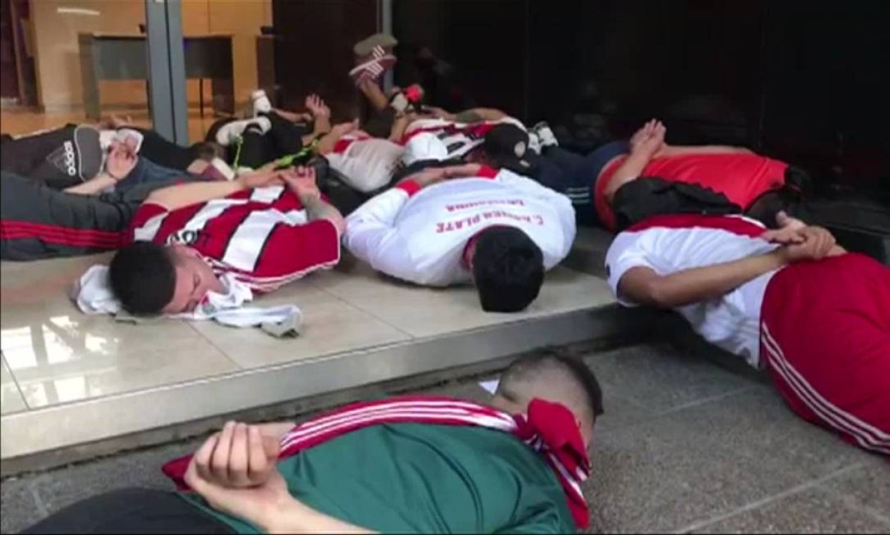 A polícia intervém com bombas e gás lacrimogênio. Os torcedores do River Plate são detidos e obrigados a deitar no chão Foto: Ivan Pisarenko / AFP