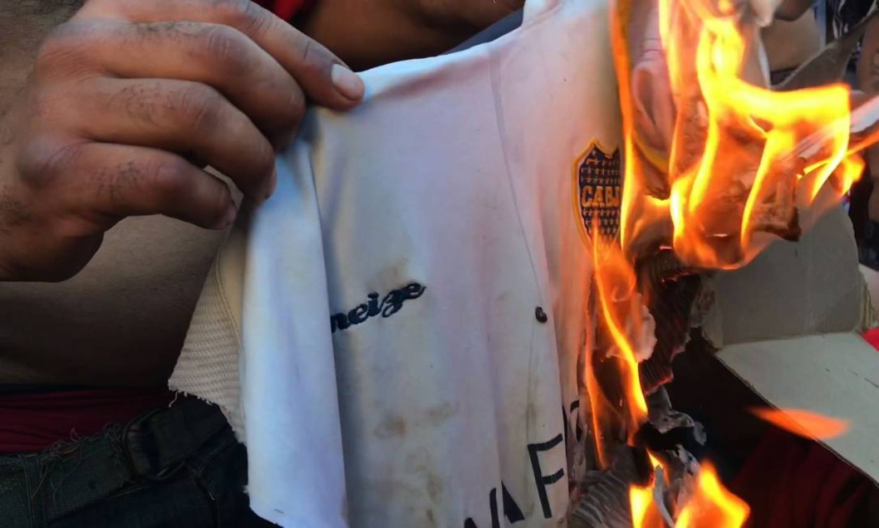 Com as provocações intensificadas, torcedores queimam uma camiseta com o escudo do Boca Juniors Foto: Ivan Pisarenko / AFP