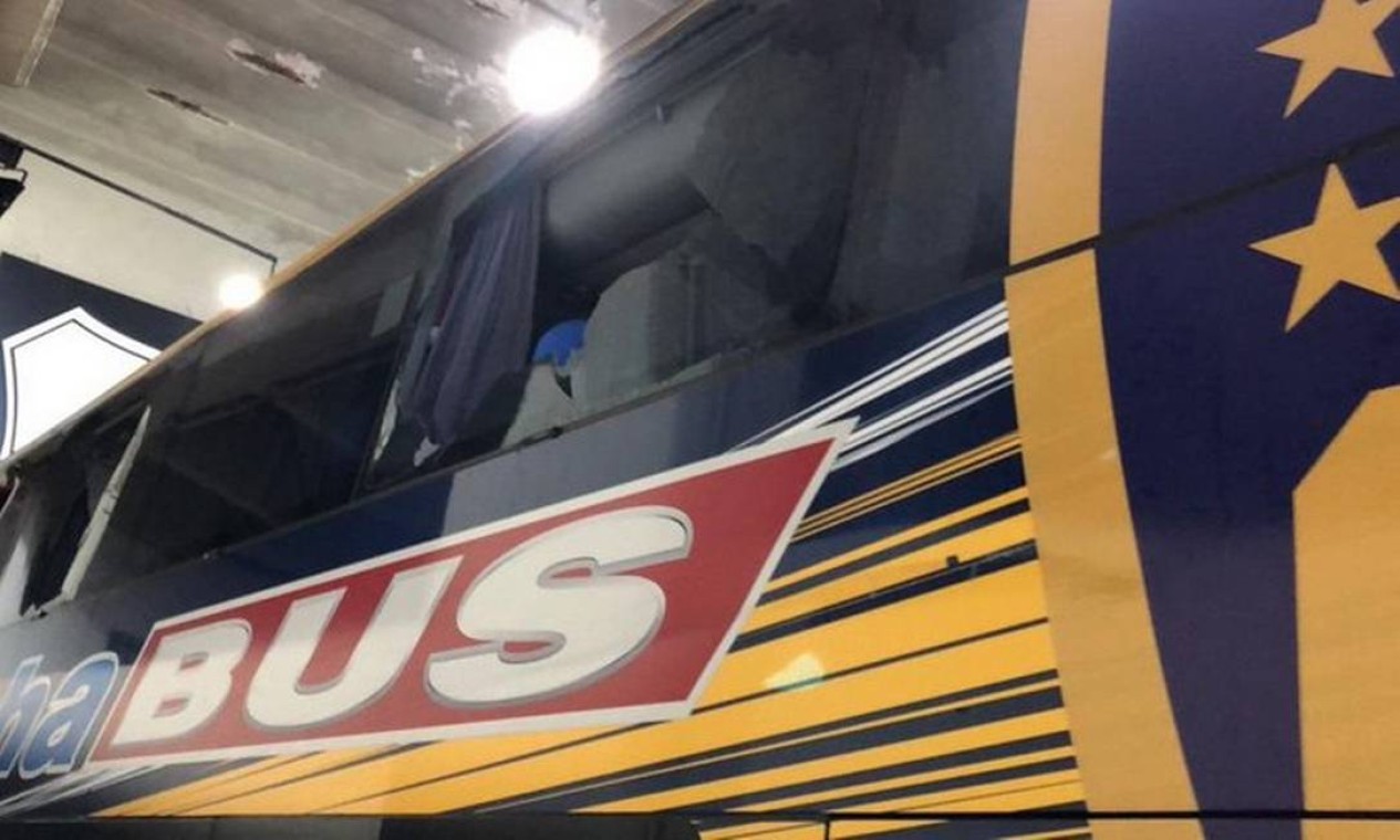 Com os vidros quebrados, o veículo do Boca Juniors consegue entrar no estádio Foto: Reprodução de redes sociais
