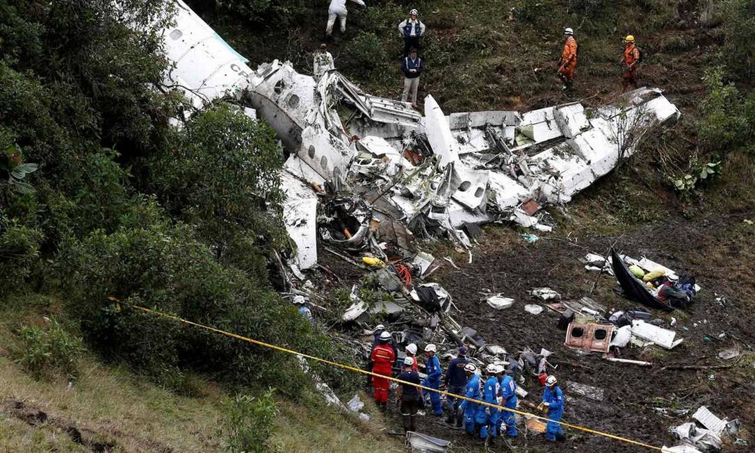 Equipes resgatam corpo em destroços de avião onde estava o jogador Emiliano  Sala, Mundo