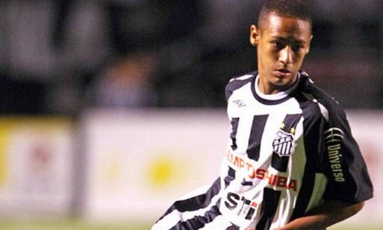 Em 2009, aos 17 anos, Neymar faz sua estreia no futebol profissional pelo Santos, sob o comando do técnico Vagner Mancini, no estádio Pacaembu. Maior promessa das categorias de base, ele já tinha renovado seu contrato até 2014 Foto: Reprodução