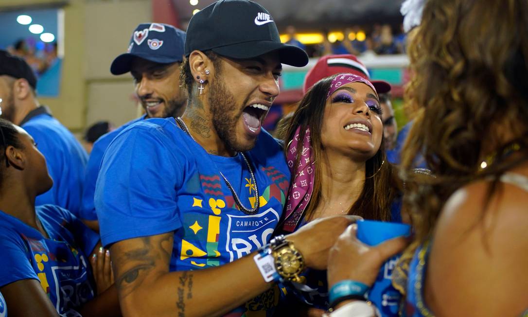 Mesmo machucado no pé, Neymar curte o Carnaval no Brasil. Primeiro "dançou até o chão" em camarote em Salvador. Depois circulou com Anitta pela Sapucaí. Os dois teriam trocado beijos em área reservada em um camarote no Rio. Foto: MAURO PIMENTEL / AFP