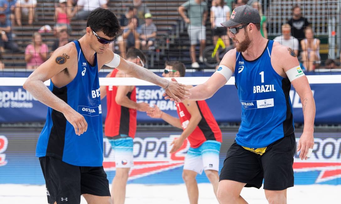 Baixinho”, Bruno Schmidt é eleito o melhor jogador de vôlei de praia do  mundo em 2015 — Rede do Esporte