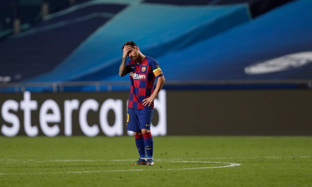 Lionel Messi, cabisbaixo, após goleada para o Bayer de Munique: 8 a 2 histórico, pelas quarta-de-final Champions League Foto: MANU FERNANDEZ / AFP