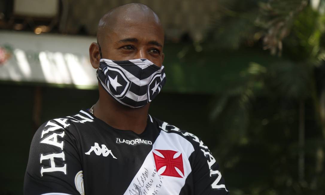 Jorge Luis veste camisa do Vasco e máscara do Botafogo: torce mais para o time do filho do que para o time do coração. Foto: Fabiano Rocha / Fabiano Rocha