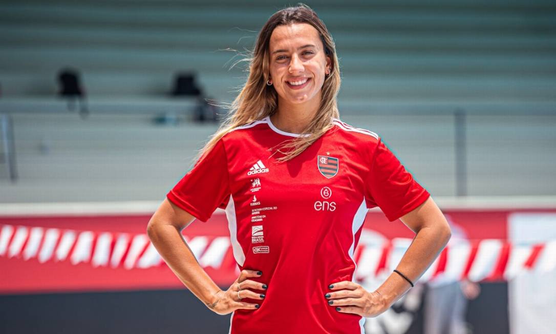 Larissa Oliveira com a camisa do Flamengo: ela busca índice nos 100m e 200m livre mas não descarta os 50m também Foto: Paula Reis/CRF