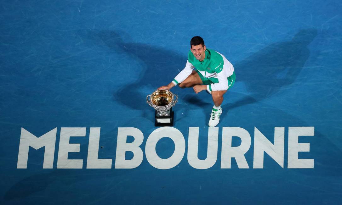 Novak Djokovic comemora título no primeiro Grand Slam da temporada Foto: KELLY DEFINA / REUTERS