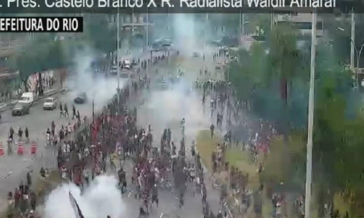 PM usa bomba de gás lacrimogêneo para dispersar torcedores Foto: Reprodução Globonews