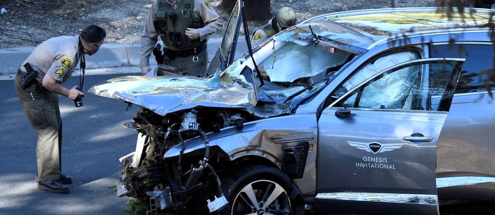 Parte frontal do carro de Woods ficou destruída Foto: GENE BLEVINS / REUTERS