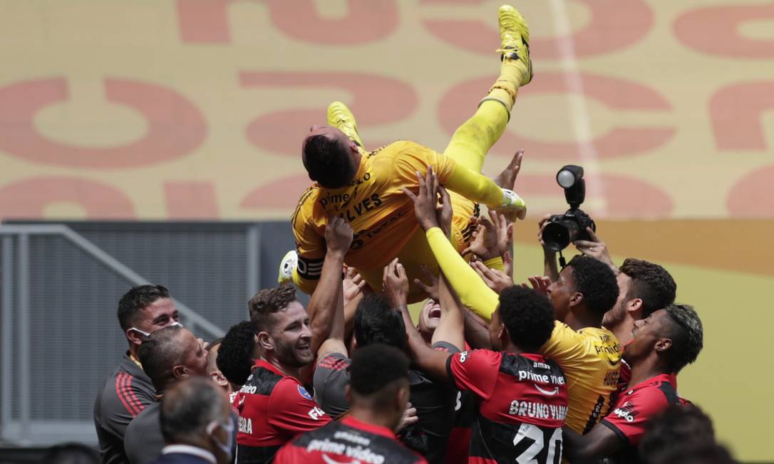 Flamengo e Palmeiras reacendem rivalidade em jogo decisivo
